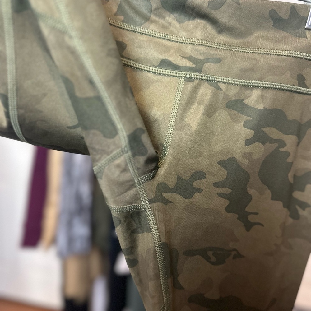 LULULEMON green camo 23" Inseam Athletic Pants 6 - Picture 5 of 6